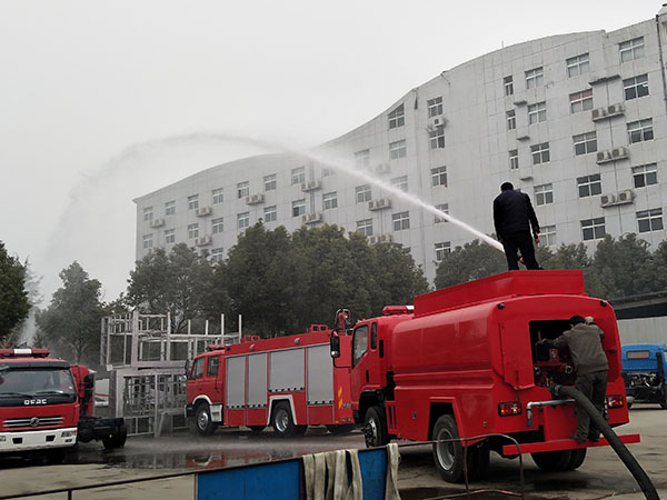 四驅5噸消防灑水車